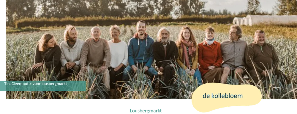 Groep van tien mensen zittend in een veld met prei, glimlachend naar de camera. Zonnige sfeer. Onderschrift: "Tini Cleemput voor lousbergmarkt" en logo "de kollebloem".